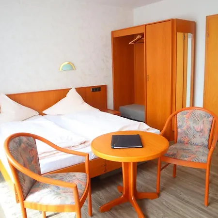Otel Pension Zur Harburg Uslar