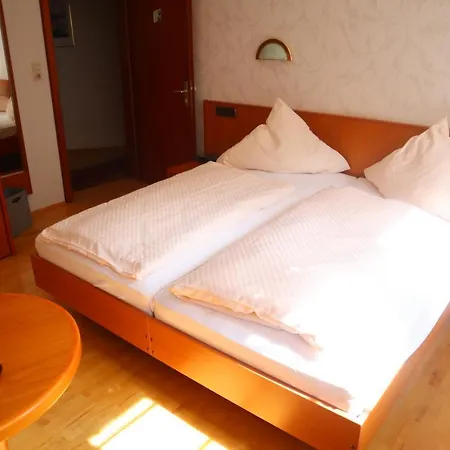 Otel Pension Zur Harburg Uslar