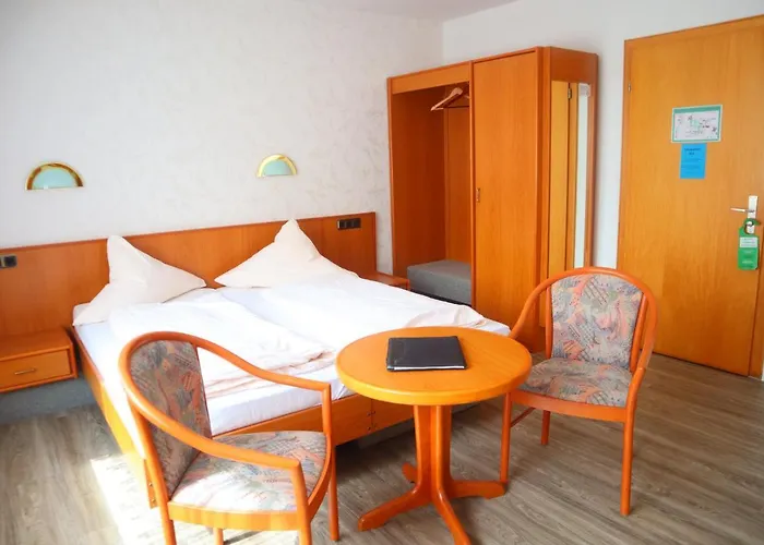 Otel Pension Zur Harburg Uslar