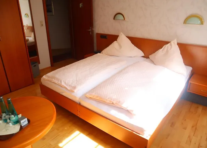 Otel Pension Zur Harburg Uslar